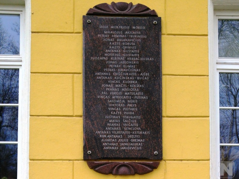 Atminimo lenta, skirta Marijampolės gimnazijos auklėtiniams Paveikslėlis 1