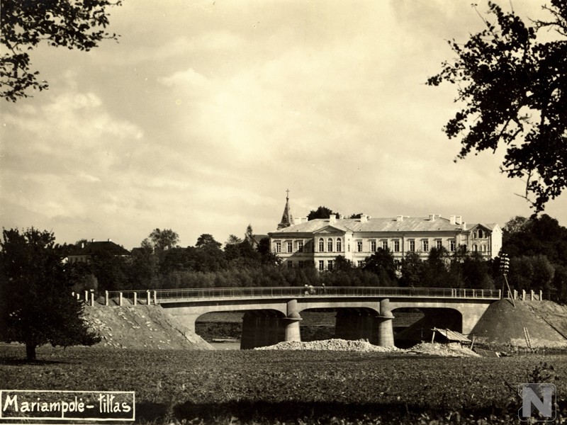 Marijampolės gimnazija ir naujasis Tarpučių tiltas, 1926 m. Paveikslėlis 1